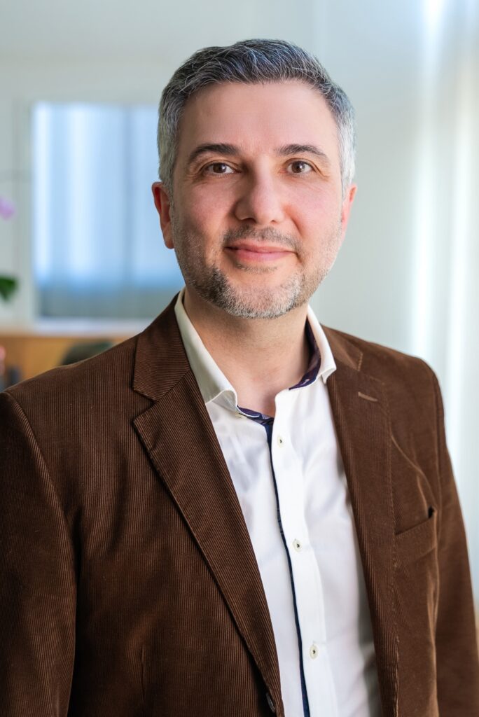 Prof. Dr. med. Maziar Shafighi, Facharzt für Plastische und Ästhetische Chirurgie, porträtiert in einer modernen Praxisumgebung in Bern